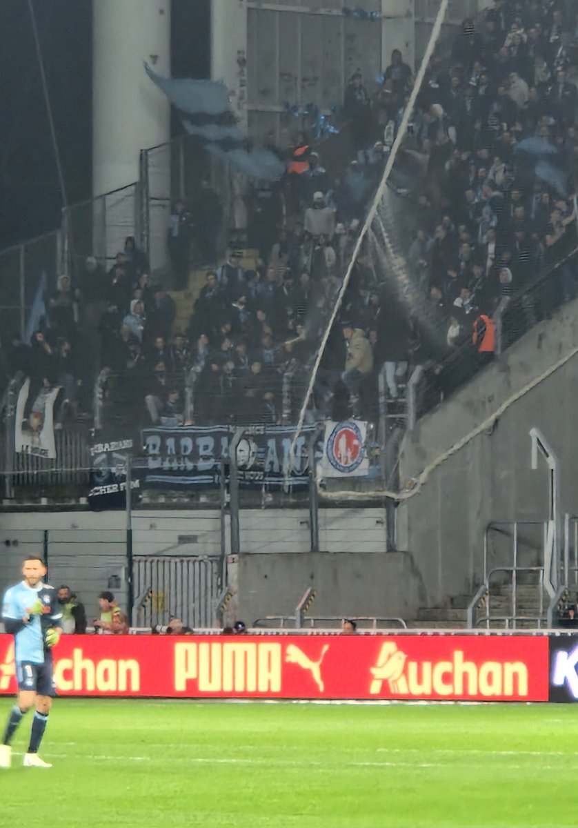 Ca met le calicot de l'ANS mais c'est n'est pas capable d'agir pour les attouchements l'année passée et trouver des places quand le parcage est fermé. 2h après 90 places étaient pourtant achetées dans leur tribune active. 
L'activisme passe par l'action. 
#RCLHAC