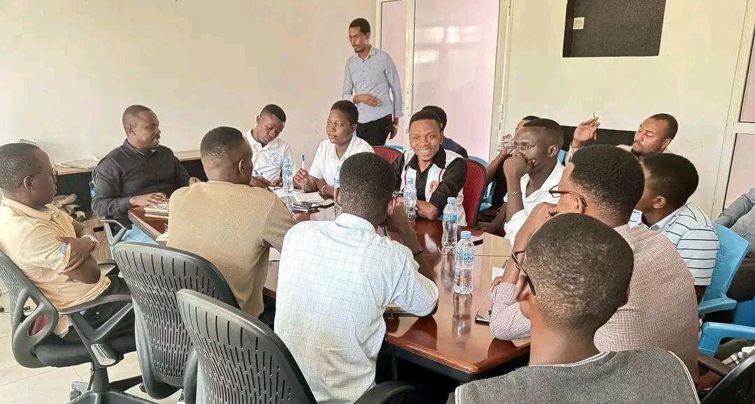 DarChaso's tweet image. Mapema Leo makamu mwenyekiti wa CHADEMA @HecheJohn pamoja na uongozi wa BAVICHA akiwepo mwenyekiti @AdvMahinyila katibu @duahamud na naibu katibu bara @RevlineMbugi wamekutana na vijana wa CHASO Dar kwaajili ya agenda mbalimbali ikiwepo #noreformnoelection 
#NIMO
#TONETONE