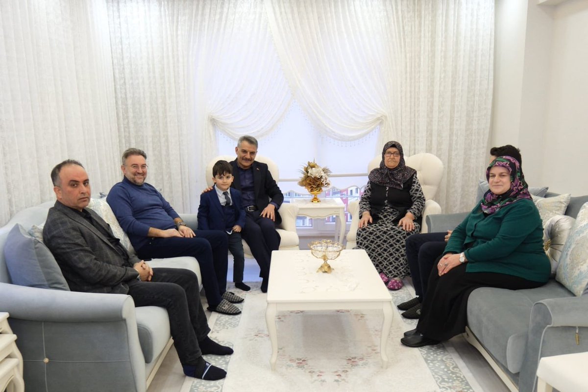 yozgatashim's tweet photo. "Kahramanlarımız ve Yakınları ile İftardayız"

Ramazan ayının ilk iftarında, sayın valimizin koordinesinde gerçekleşen etkinlikle bir araya gelindi. Vali yardımcılarımız, il müdürümüz ve çeşitli kurum müdürlerinin katılımıyla gerçekleşen iftarda, şehit ailelerimiz ve gazilerimiz yalnız bırakılmadı. Milletimizin kahramanlarına ve onların kıymetli ailelerine minnettarlığımızı ve desteğimizi bir kez daha ifade etme fırsatı bulduk.

Etkinlik, hem Ramazan ayının manevi atmosferini hem de milli birlik ve beraberlik duygularını pekiştirdi. İftar masalarında, şehit ailelerimiz ve gazilerimizle birlikte olmaktan büyük mutluluk duyduk. Her biri, vatanımız için büyük fedakârlıklar yapmış kahramanlarımızın temsilcileriydi.

İftar boyunca, duygusal anlar yaşandı. Aileler, sevdiklerini anarken; İl Müdürümüz Arif Topal ve kurum Müdürleri, gazilerimize ve şehit yakınlarımıza olan minnettarlığını dile getirdi. Toplum olarak onlara duyduğumuz saygının ve desteğin bir göstergesi oldu, toplumumuzun kahramanlarına ve onların ailelerine duyduğu derin minnettarlığın bir ifadesi oldu. Onların fedakârlıkları, asla unutulmayacak ve her zaman minnetle anılacaktır.

@tcailesosyal 
@MahinurOzdemir 
@YozgatValiligi 
@ashb_sehitgazi 
@mhrmkurt 
@Yozgatjandarma 
@EmniyetYozgat 
@Yozgatozelidare 
@ArifTopal_01