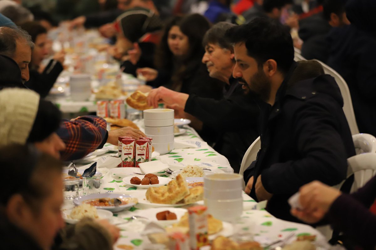 ozgurkabadayi_'s tweet image. Bir Sofrada Hep Birlikte İlk Orucumuzu Açtık! 🍲

Mübarek Ramazan ayının bereketini ve manevi değerini hep birlikte aynı sofrada buluşarak birlik ve beraberliğimizi pekiştiren Ramazan ayı ilk iftarımızı gerçekleştirdik. 

📍 Şile Nikah Sarayı
#birsofradahepbirlikte #şile #ağva