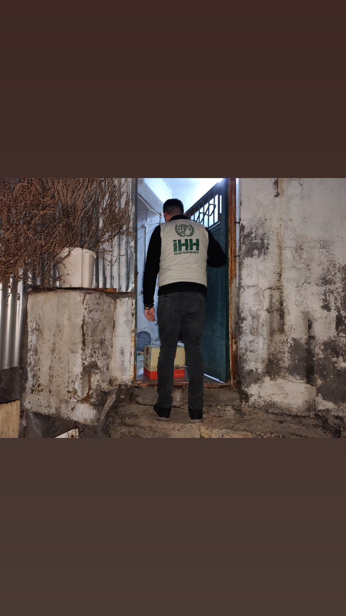 Silopi İHH olarak ihtiyaç sahiplerine gıda kolisi dağıttık. Dün akşam yaptığımız dağıtımda, bu mübarek ayın ruhunu paylaşımla yaşattık. #İhhsilopi