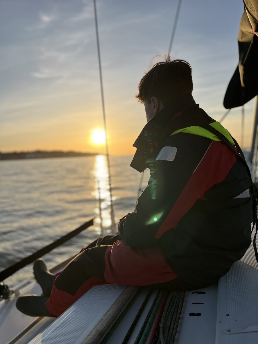 ⁦<a href="/MCSOxford/">Magdalen College School, Oxford</a>⁩ sailors approaching Cowes