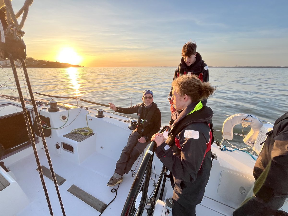 MCSsailing's tweet photo. ⁦@MCSOxford⁩ Heading into Cowes for the night https://t.co/xumFK1C67v