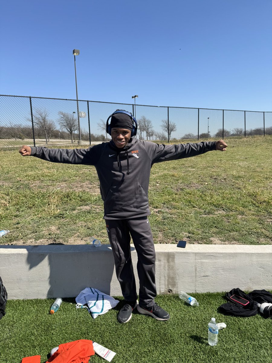 Salute to my man Courtlyn <a href="/thatboicourtlyn/">COURTLYN💙🖤</a> 1st place Varsity TJ PR 47'11 #BowieTF