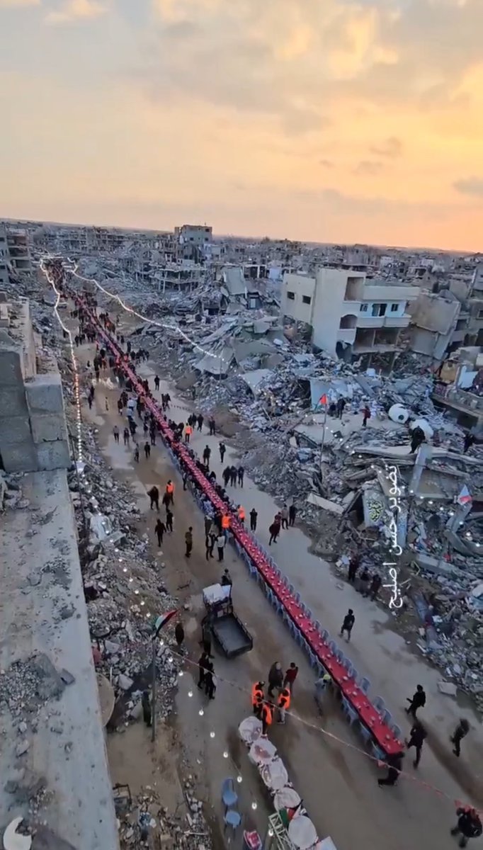 🇵🇸🌙 EN IMAGE | À Rafah, dans la bande de Gaza, des Palestiniens rompent leur premier iftar du #Ramadan au milieu des décombres.