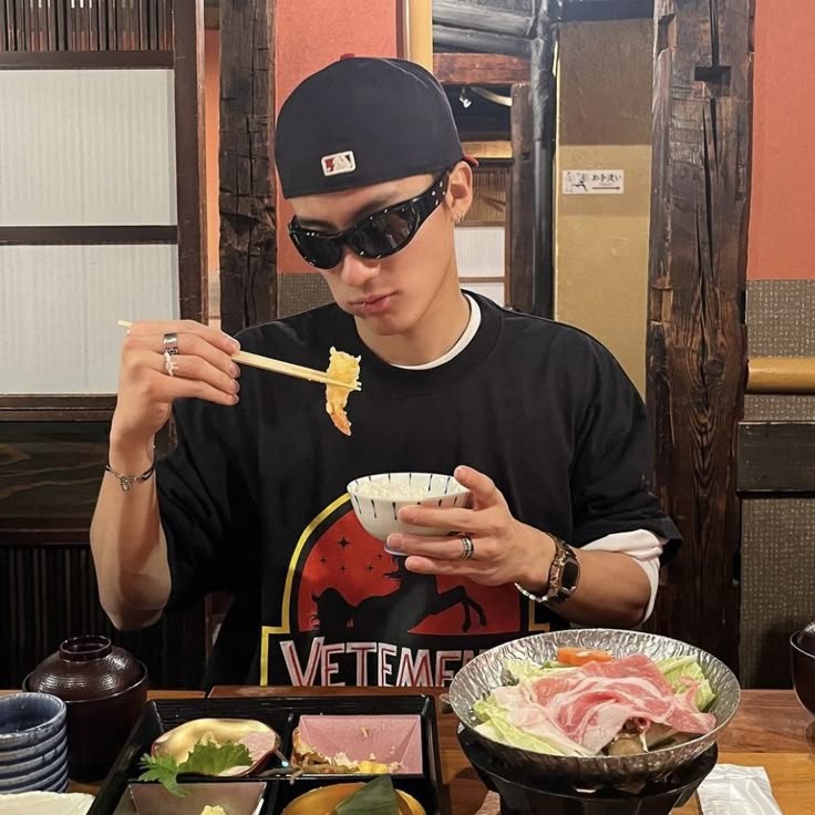 PLENAVIOLENTIAM's tweet image. out to lunch with this punk after our morning activities.