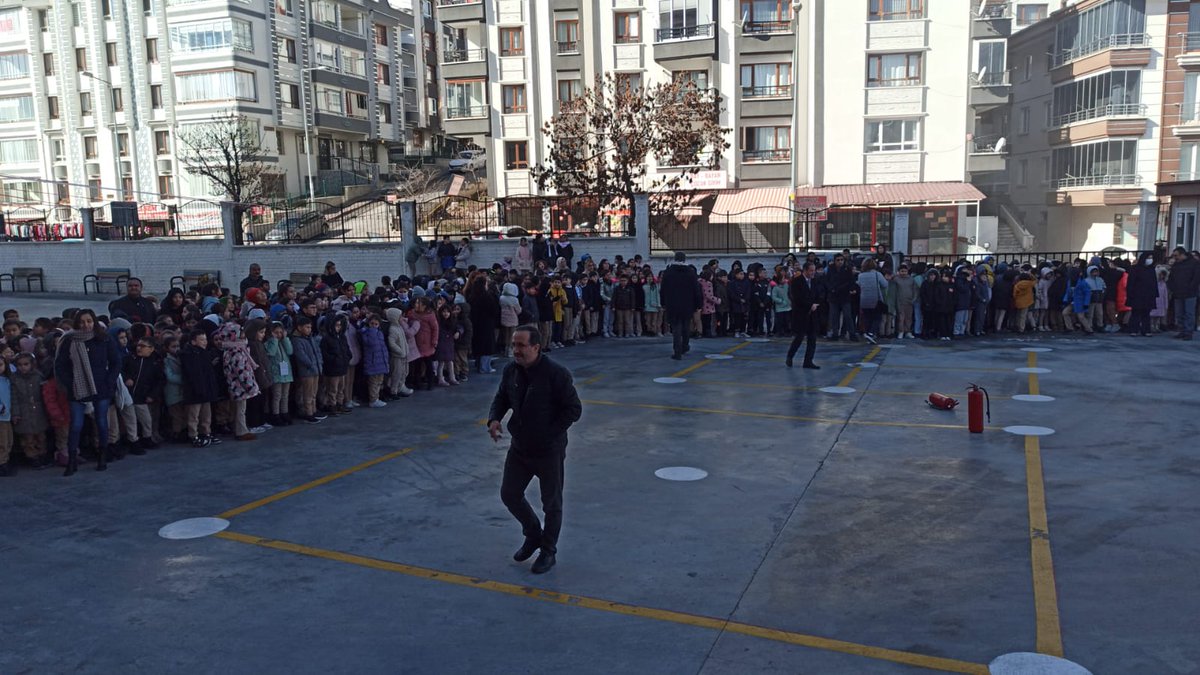 Yangın tatbikatı, çocuklara güvenliği öğretmenin en eğlenceli yolu! 🔥👧👦 Bugün çocuklarımıza, yangın anında nasıl güvenli bir şekilde hareket etmeleri gerektiğini pratik yaparak gösterdik.💨
Her an hazırlıklı olmak, güvenli bir geleceğin ilk adımıdır!🧑‍🚒  <a href="/KeciorenMEM/">Keçiören İlçe Milli Eğitim Müdürlüğü</a>