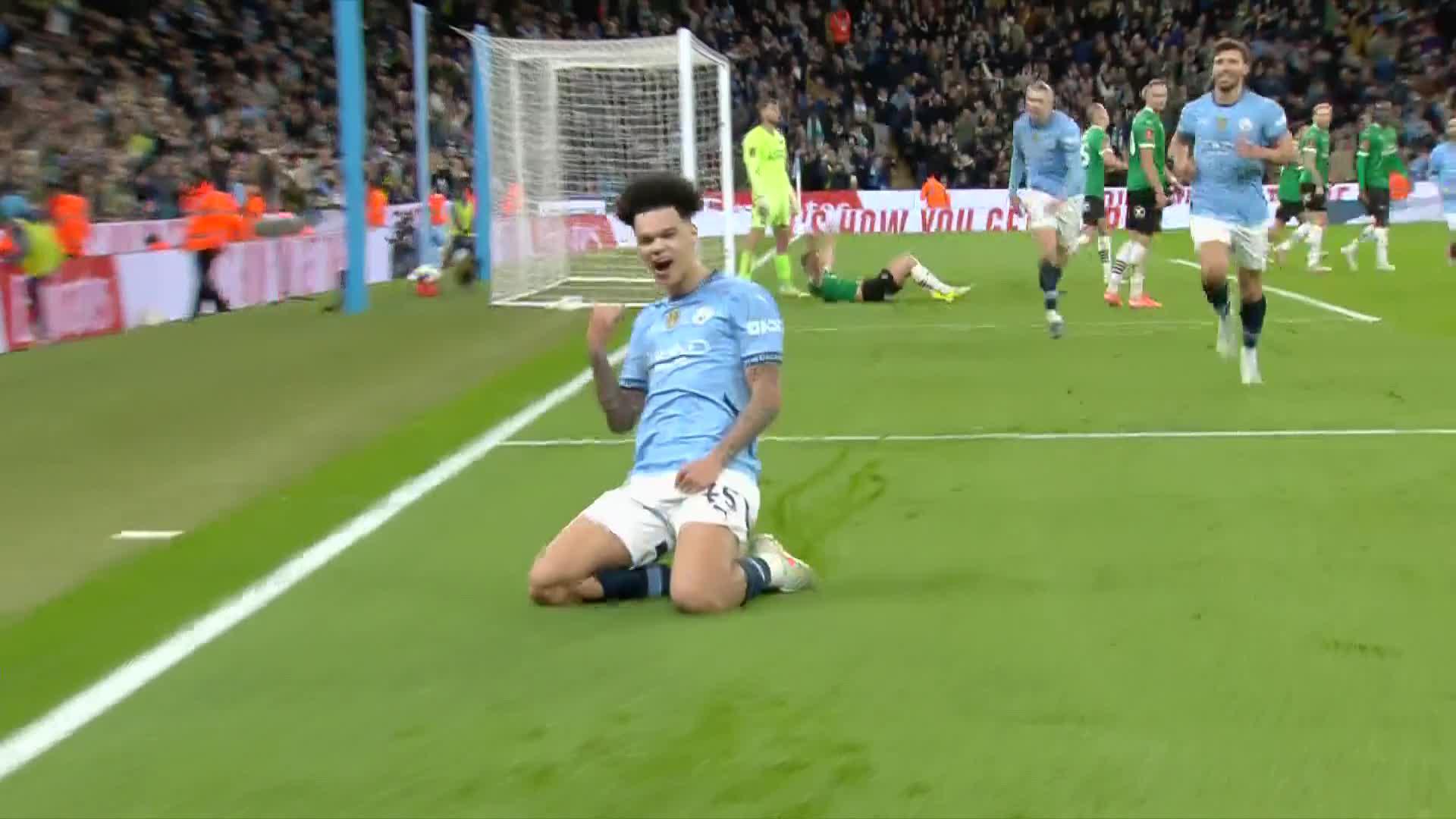 Nico O'Reilly at the double for @ManCity! 🤩All his teammates came to celebrate with the youngster! 🩵#EmiratesFACup