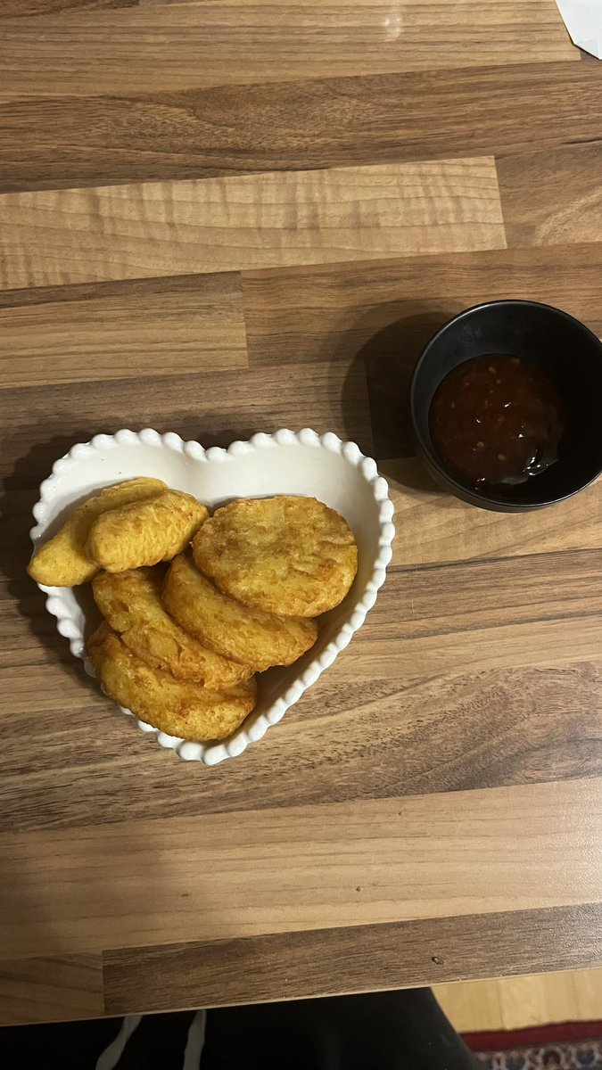 Kartoffeldinger und chilisauce in edtwt typa schüsseln