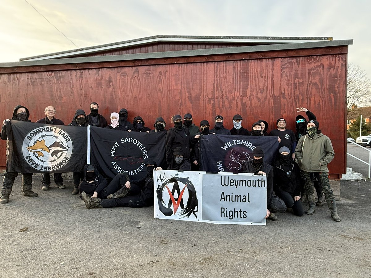 WiltsHuntSabs's tweet photo. 2 solid days of sabbing - done ✅

Friday 28th - Beaufort Hunt at Worcester Lodge, Badminton

Saturday 01st - BSV Hunt at Purse Caundle, Dorset

Sabs are a tired but content knowing that we did what we could to save so many feeling animals from these brutal barstewards. https://t.co/LToyEQC8We