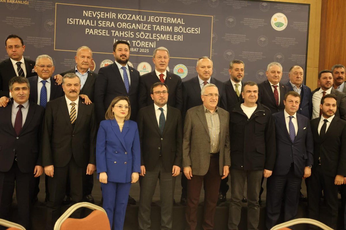 trgmresmi's tweet photo. 📌  Nevşehir’de Geleceğin Enerjisi Jeotermal, Geleceğin Sektörü Tarım ile Buluşuyor
📝 #Nevşehir Kozaklı Jeotermal Isıtmalı Sera Organize Tarım Bölgesi Parsel Tahsis Sözleşmeleri İmza Töreni;
Önceki dönem Milli Savunma Bakanı, TBMM Milli Savunma Komisyon Başkanı, Ak Parti Kayseri Milletvekili Sn. Hulusi AKAR, Tarım ve Orman Bakan Yardımcımız Sn. Ebubekir GİZLİGİDER, Genel Müdürümüz Sn. Dr. Osman YILDIZ, Nevşehir Valisi Sn. Ali FİDAN, Nevşehir Ak Parti Milletvekili Sn. Süleyman ÖZGÜN, Ak Parti Nevşehir Milletvekili Sn. Emre ÇALIŞKAN, Kayseri Büyükşehir Belediye Başkanı Dr. Sn. Memduh BÜYÜKKILIÇ ve ilgili kurum kuruluş yetkililerinin katılımıyla gerçekleşti.
✅ Nevşehir Kozaklı‘da 1.352 dekarlık alanda yıllık toplam 40 bin ton tarımsal üretim ve 1,5 milyar lira gelir elde edilmesi hedefleniyor.
✅ Sıfır atık ilkesiyle çalışacak olan OTB’de 1.500 kişi istihdam edilecek ve bunun %75’ini kadınlar oluşturacak. 

@ibrahimyumakli
@hulusiakarmedya
@TCTarim
@ahmtbgc
@bekirgizligider
@oyildiz3806