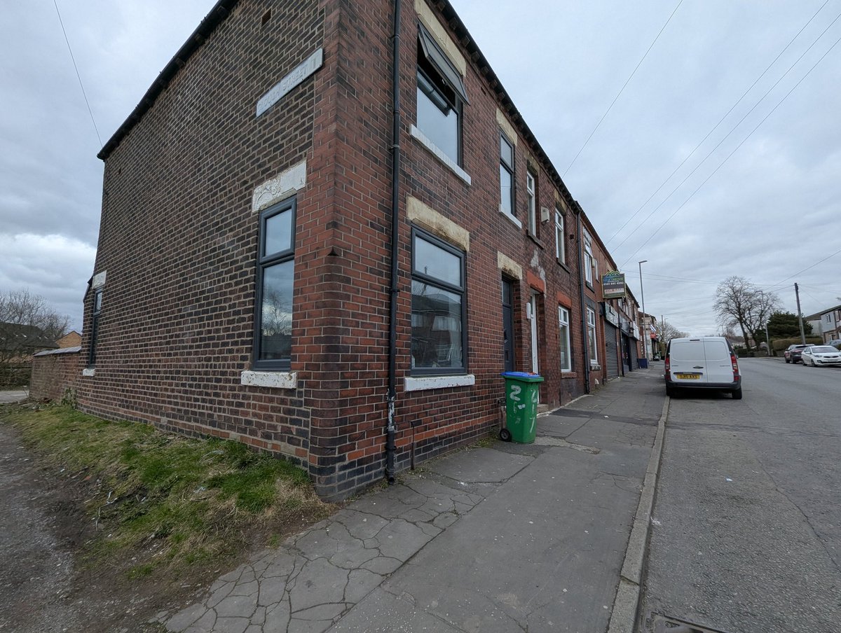 I also managed to visit another of Middleton's early 1900s football grounds... This is Boarshaw Road, home of Barrowfields of the Manchester Amateur League amongst others. They folded in 1916 and the map from 1915 shows the ground that is now derelict land behind a row of houses