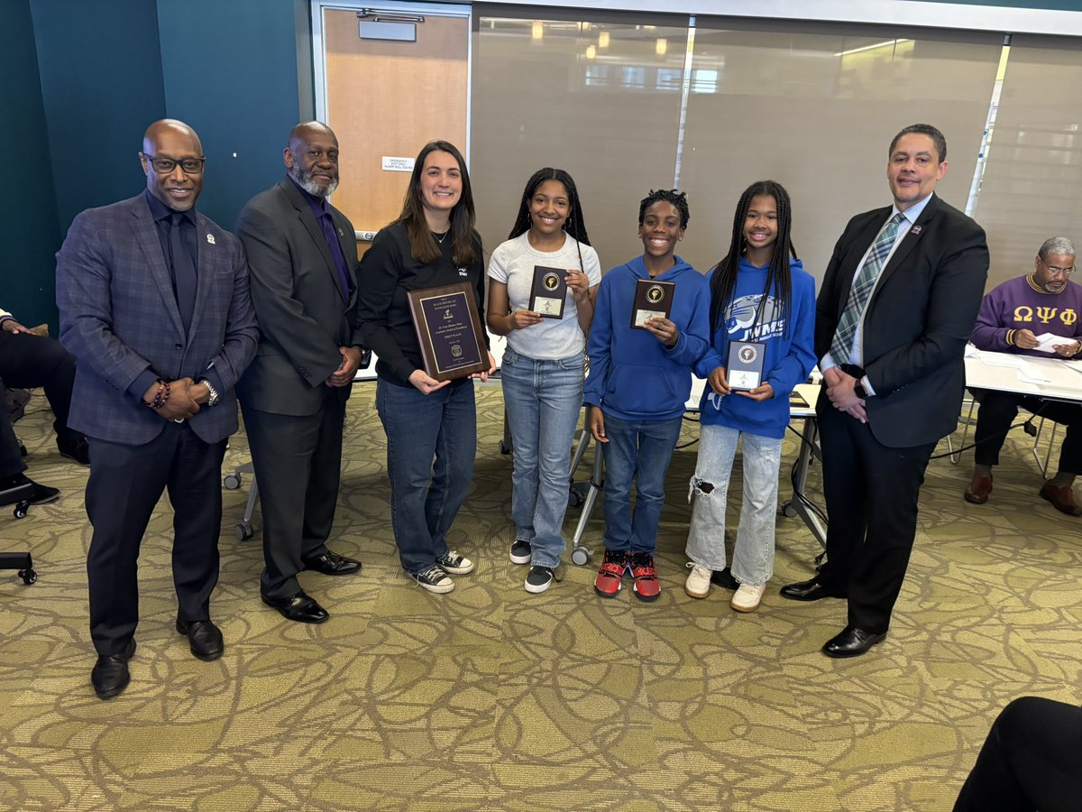 CraigStaton2's tweet image. Congratulations JWMS students Ava Rogers, Ben Vivens and Sloane Mahaffey for winning 1st Place in the MoCo Black History 365 Knowledge Bowl today!👏🎊👏Thank you Mrs. Templin, JW History Teacher, for your coaching and support.👍😊