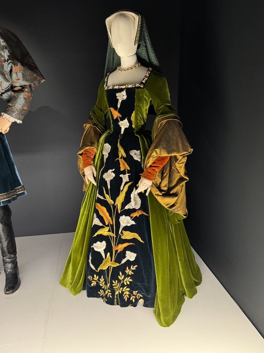 jerrymcmac's tweet image. Spent the morning at #SCADFash checking out an exhibit of costumes by Sandy Powell. The work that goes into creating these movie costumes is incredible.