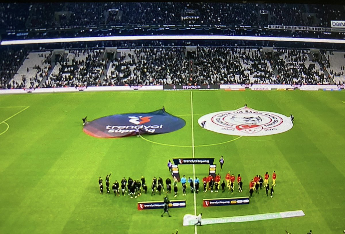 Kale arkasında adım atacak yer yokken ‘Kapalı Alt’ tribünündeki boşluklar can sıkmaya devam ediyor!  

Sayın Başkanımızdan, Antep maçı için ivedilikle bir aksiyon almasını bekliyoruz. Tribünün en kritik bölgesi bu şekilde heba edilmemeli! #çArşı

Lütfen RT edelim arkadaşlar.