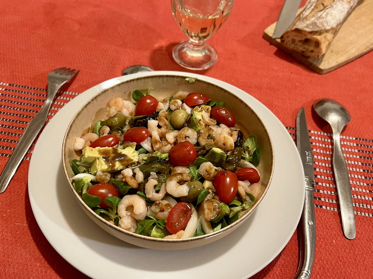 fred_manfrin's tweet image. Table simple au moulin :
Salade  avocat crevettes 
Soumaintrain 
Éclairs groseilles et vanille
Montagny et baguette
