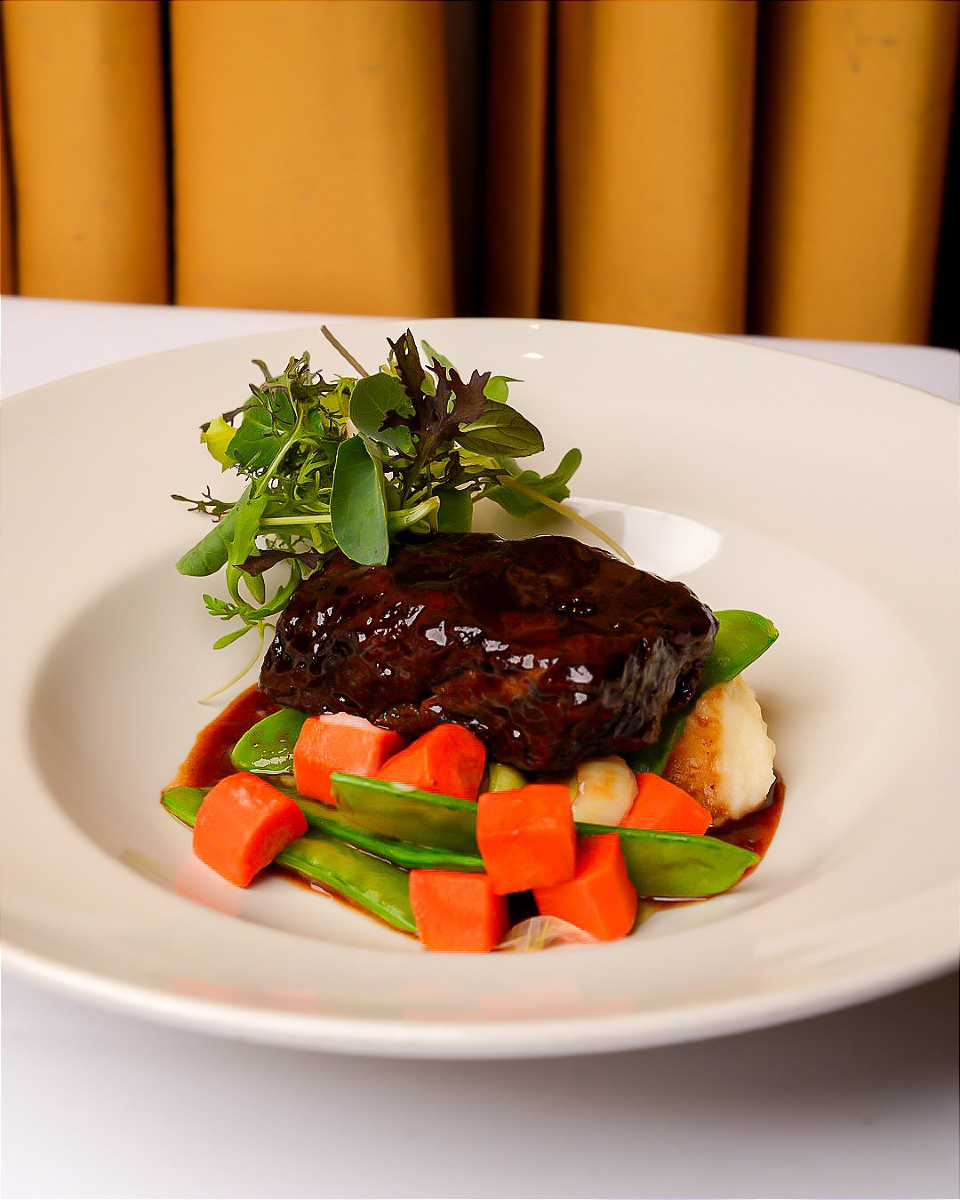 Slow-braised short rib that’s so tender it falls apart with a fork, served with creamy whipped potatoes, crisp snow peas, caramelized leeks, and sweet, tender carrots. Comforting, rich, and made for a perfect night out 🍽️