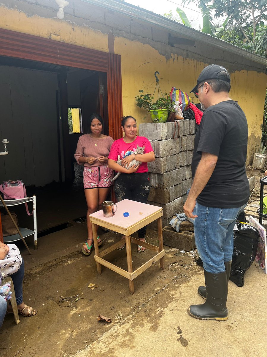 DanielNoboaOk's tweet photo. Sé que este momento es devastador para El Oro y Piñas. Dos vidas se han perdido, 10 viviendas han sido destruidas y más de 60 familias han visto cómo el lodo arrasaba con su hogar y sus recuerdos. No hay palabras que alivien el dolor, pero sí acciones que hagan la diferencia.

400 personas han sido alojadas en el Coliseo José Gallardo Moscoso y 40 damnificados están en refugios temporales. Activamos la Mesa Técnica de Trabajo 4: Asistencia Humanitaria para responder con hechos. 

Tal como ustedes merecen, todo el gabinete se encuentra en las 17 zonas de emergencia, entregando ayuda humanitaria, habilitando albergues, limpiando escombros y trabajando con CNEL para restablecer la electricidad. Junto a equipos de rescate y la Cruz Roja, seguimos evaluando daños y asegurándonos de que cada persona reciba la atención que necesita.

No están solos. No vamos a parar hasta que cada familia afectada tenga el apoyo necesario para levantarse y empezar de nuevo, junto a nosotros.