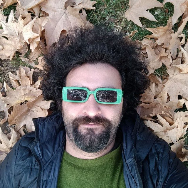 هنرمندی ایرانی بود. مشکلات اقتصادی داشت. به الکل پناه برد.زندگی خانوادگی نداشت.امنیت شغلی نداشت. هم سن بودیم. آروین نماد کامل همه ما دهه شصتی ها بود.جوون مرگ شد. جوون مرگ شدیم. باید به تشیع جنازه خودمان برویم.
#آروین