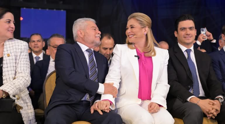 —Soñé contigo. 
—¿Qué soñaste? 
— No me acuerdo…