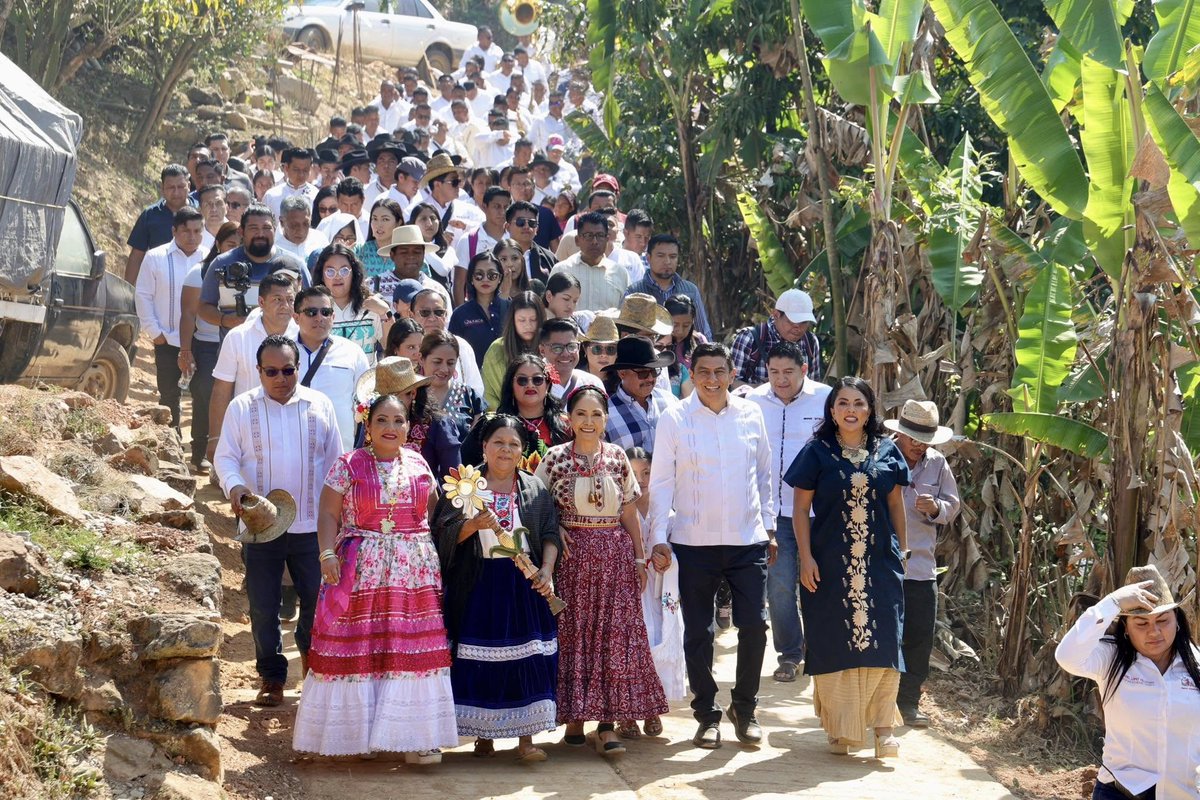 Delegados de Paz Social en la #GuelaguetzaSerrana

Desde San Melchor Betaza, celebramos la música, la tradición y la unión comunitaria.
Los Delegados de Paz Social trabajan con compromiso, fortaleciendo el diálogo y la paz social en el territorio.
#PazSocialOaxaca #CDPAZ