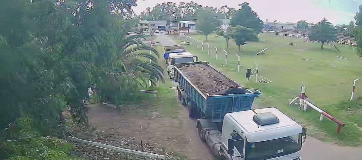 ⚠️ Comenzaron los trabajos de relleno y resiembra de las canchas del Club Teléfonos para la Temporada 2025 🏟️ 🌱