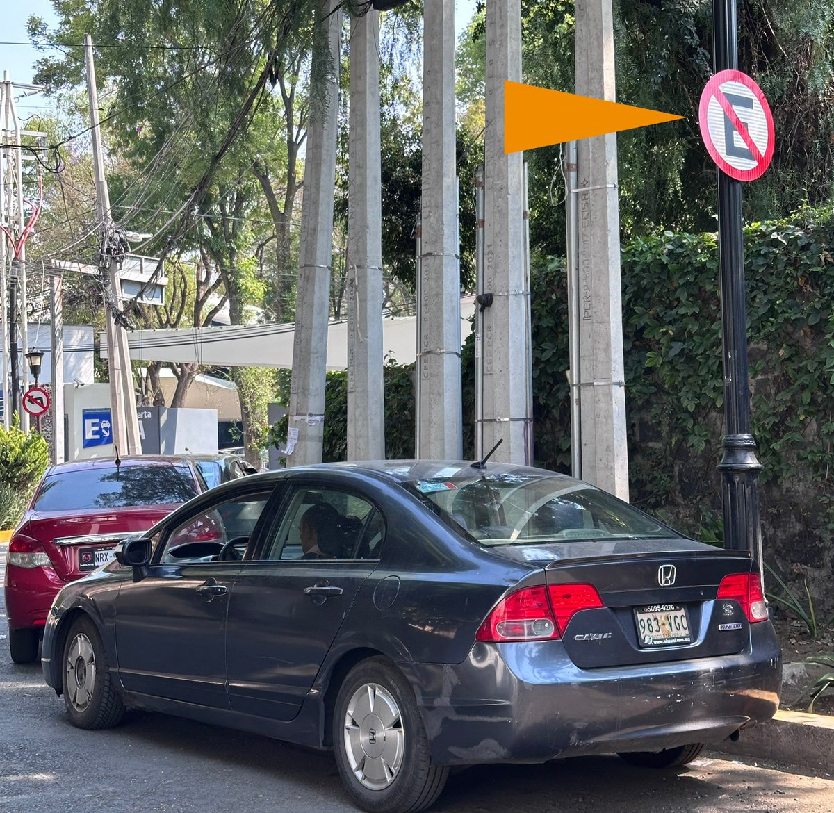 <a href="/UCS_GCDMX/">Unidad de Contacto del Secretario SSC CDMX</a> ¿Y los autos estacionados en Zona Prohibida, incluso en curva? En Calle Mayorazgo de la Higuera. Col. Xoco <a href="/BJAlcaldia/">Alcaldía de Benito Juárez</a> CDMX
<a href="/OVIALCDMX/">OVIAL_SSCCDMX</a>
Mostrar fotos evidencia de sus acciones. <a href="/ClaraBrugadaM/">Clara Brugada Molina</a>