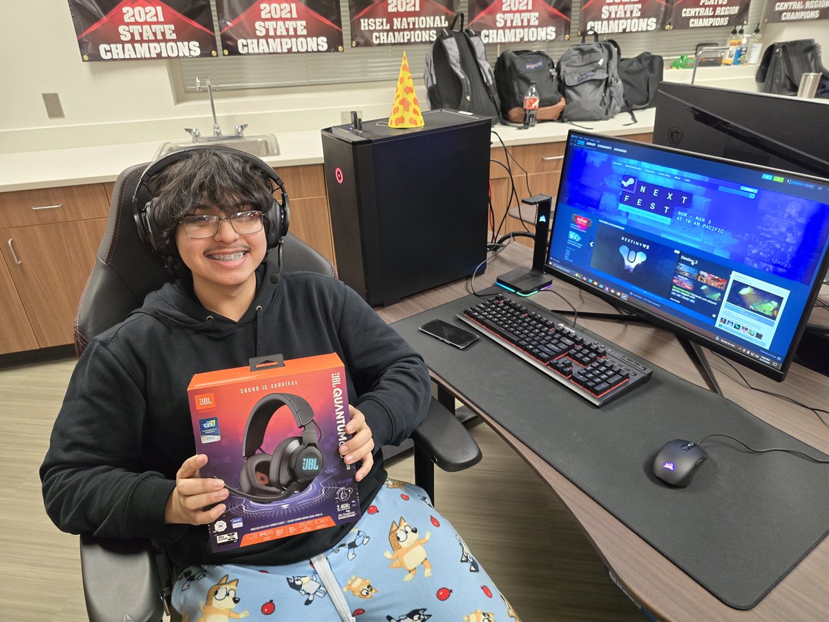Thank you <a href="/JBLaudio/">JBL</a> and <a href="/playvs/">PlayVS</a> for the new headsets! Our Marvel Rivals squad is already putting them to good use! #JBLxPlayVS