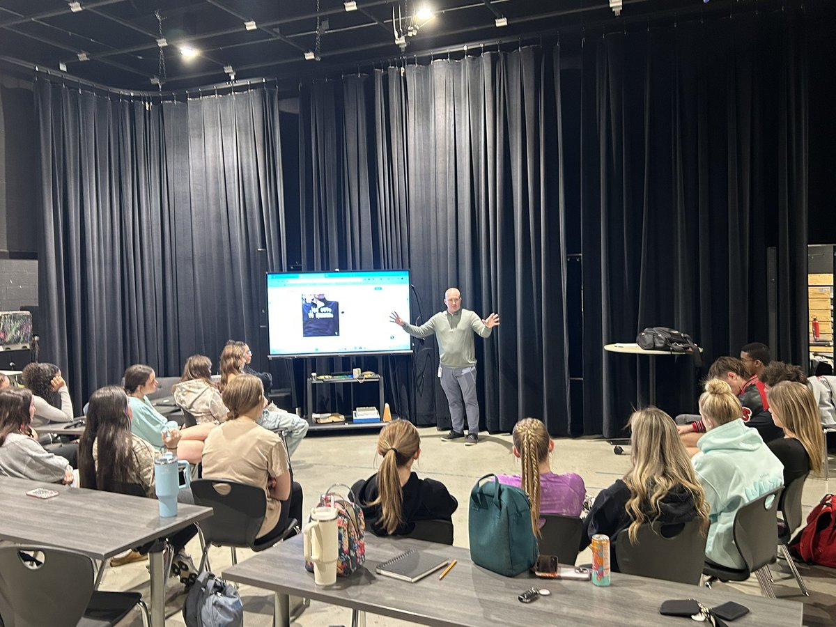 JcProudpanthers's tweet photo. Thank you, Mr. Ed Hooper, for your dedication to our school system and for taking the time to empower the next generation of leaders! Our Peer Leadership class truly enjoyed having you with us today and learning from your experiences. #PROUDtobeJC https://t.co/BtQerXqvIN