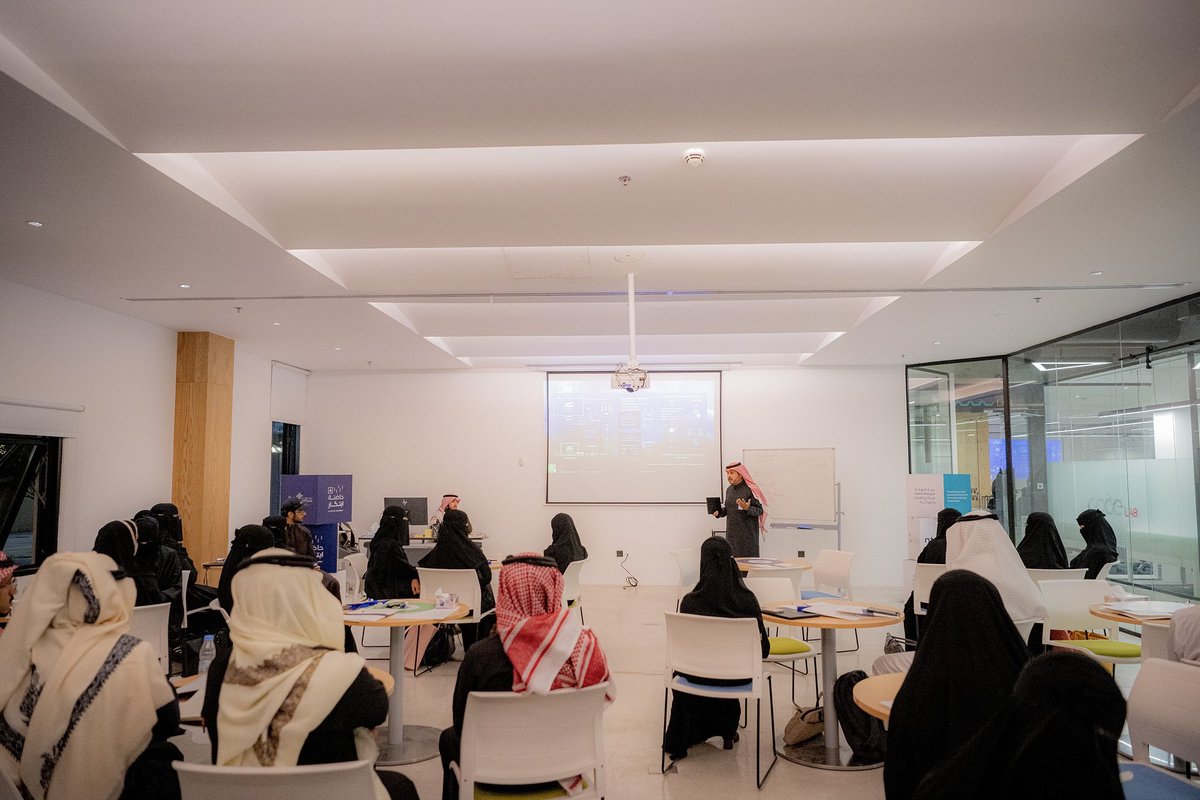 essakaresh's tweet image. بحمد الله، أنهينا المعسكر التدريبي الذي جاء بعد تأهلنا من المرحلة الأولى،حيث كان مليئًا بالتحديات والتجارب التي ساهمت في تطويرنا وصقل مهاراتنا. هذه الرحلة لم تكن لتكتمل دون جهودالموجهين الرائعين الذين قدموا لنا الدعم والتوجيه خلال هذه المرحلة
#حاضنة_ابتكار_4 
#معسكر
#جامعه_القصيم