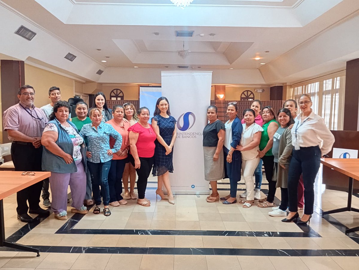 superbancosEC's tweet photo. 📢 Hoy en la Intendencia Regional de Guayaquil recibimos a 24 participantes de la Fundación Paz y Esperanza del Ecuador para un taller de Educación Financiera. 💡📖

👨‍🏫 El Dr. Ismael Leonidas Espinosa Gallardo, Intendente General de Gestión Institucional, destacó el rol de la Superintendencia de Bancos en la supervisión del sistema financiero y la importancia del conocimiento financiero.

💪 Seguimos fortaleciendo la educación financiera en el país.

#SuperBancosEc #EducaciónFinanciera #CrecemosJuntos 🇪🇨