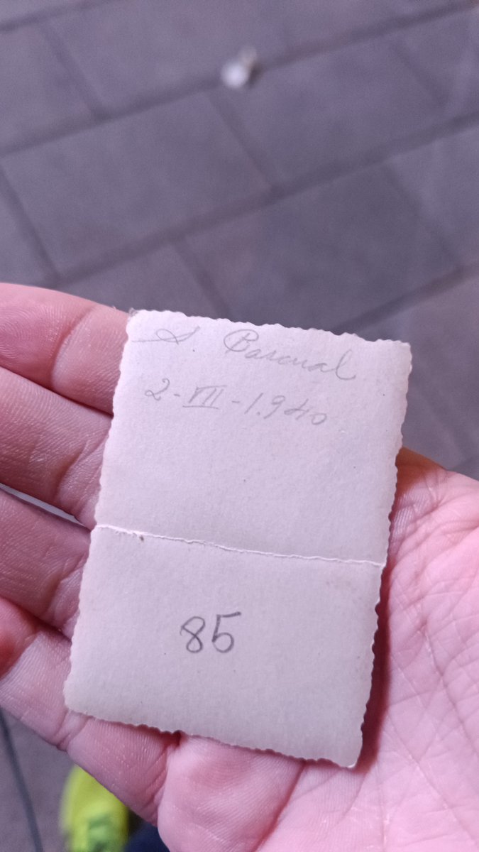 pedrobl07's tweet photo. Hoy me encontré esta foto antigua en la calle O'Donnell (a la altura del materno infantil). Tiene una inscripción que pone A. Pascual y 2/07/1940. Seguro que es un recuerdo importante para alguien, pido difusión por favor https://t.co/m08M2SADY1