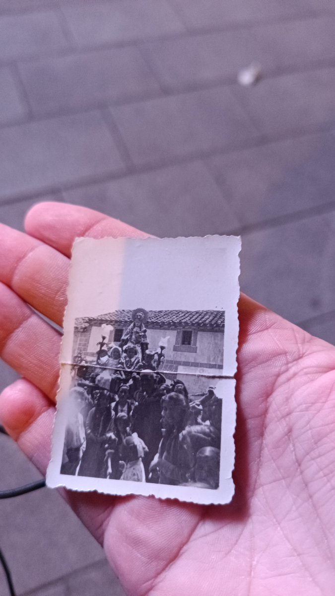 pedrobl07's tweet photo. Hoy me encontré esta foto antigua en la calle O'Donnell (a la altura del materno infantil). Tiene una inscripción que pone A. Pascual y 2/07/1940. Seguro que es un recuerdo importante para alguien, pido difusión por favor https://t.co/m08M2SADY1