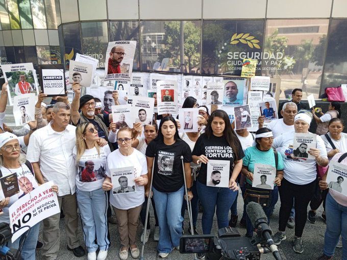 La #RutaPorLaJusticia y Libertad no se detiene. 

En el cuarto día, los familiares de los presos políticos fuimos al Ministerio de Asuntos Penitenciarios a exigir que se respete el derecho a la defensa, que los injustamente detenidos reciban visitas y que cese la horrenda