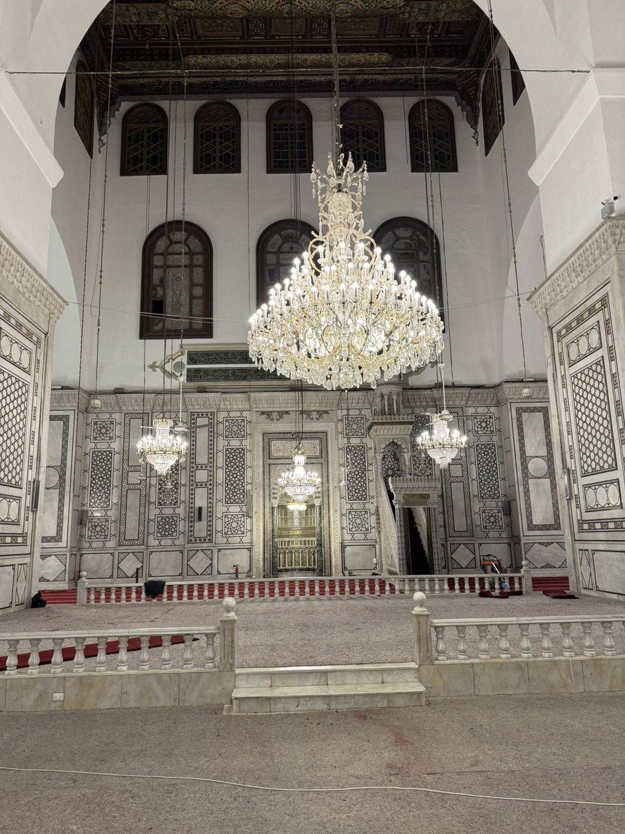 AhmedRamadan_SY's tweet photo. الجامع الأموي في دمشق بحلَّة جديدة في أول رمضان المبارك

حدثٌ كبير تنتظره دمشق مطلع شهر #رمضان، وهو صيانة الجامع ا��أموي (١٣٢٠ سنة) لأول مرة منذ ٣١ عاماً، ومدُّه بسجاد فاخر جديد (٥ آلاف م٢)، عملت عليه مؤسسة في عنتاب سبق لها أن صنعت سجاد المسجد النبوي الشريف، ودفعت تكاليفه وزارة الأوقاف السورية، وقامت منظمة HAND غير الربحية بدعم من رجل الأعمال الإماراتي/السوري عبدالقادر سنكري بعمل صيانة واسعة، شملت إضافة للسجاد، طلاء كاملا للحرم والغرف المُخدِّمة للجامع، وتغيير شبكة الكهرباء، وتركيب ألواح حديثة للطاقة الشمسية، مع الحفاظ على الإنارة، وتجديد أماكن الوضوء، وتبديل الحمامات وأجهزة الإطفاء، وزرع ١١٠ كاميرات، بإشراف وتعاون من وزارة الأوقاف ومديرية أوقاف #دمشق.
تعرض #الجامع_الأموي لإهمال وتخريب متعمد من قبل نظام الأسد والميليشيا الإيرانية، وقد تم استخراج ١٥ طناً من الأوساخ والمواد المُعدمة، كما كان السجاد السابق وهو صناعة محلية في وضع مزرٍ، وتم إهمال مئذنة سيدنا عيسى بدرجة كبيرة، والتي يعتقد أنها المنارة البيضاء التي ورد فيها الحديث الشريف عن نزول سيدنا عيسى بن مريم.

خطوة مميزة يقوم بها فريق صيانة الجامع الأموي، وهي تعطير السجاد بطريقة فريدة، حيث ستكون هناك ٣ أنواع من العطور لكل ثلاثة صفوف، ويُكرر ذلك، في الصفوف التالية.

كنتُ سعيداً بهذه الزيارة التي جاءت بعد ٤٥ عاماً من آخر زيارة لي للجامع الأموي، وبعد عقود من الهيمنة الميليشياوية الإيرانية على أحد أهم المساجد التاريخية، ورابع مسجد يحتفي به المسلمون بعد الحرمين الشريفين والمسجد الأقصى المبارك.
الحمد لله على نعمة النصر والتحرير
#أحمد_رمضان Ahmed Ramadan
