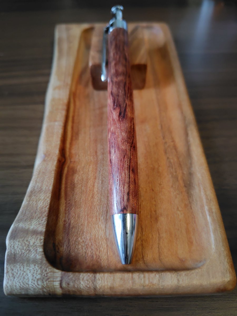 今朝の「昨日の日記タイム」は、くまぽこさんのブビンガのボールペンと、ケンタローパパさんの桜のトレイ。
ブビンガの複雑な杢のギラギラに、桜の穏やかで大人しめな杢のさざ波が心地良い。
春が待ち遠しく感じます。最近少しづつ暖かくなって来ましたね。春が近づく気配を感じつつ。