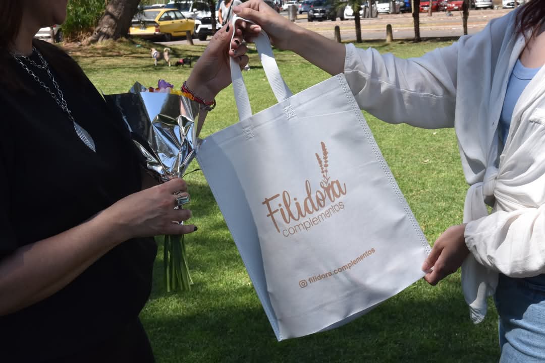 Si tenés que hacer un 🎁, si querés sorprender con un detalle!  

Te sumas YA a filidora.complementos

Lo bueno se comparte! Les cuento:
A Ale de Filidora la conocí siendo yo fotógrafa en una feria! Y luego me eligió para sus clics de la nueva temporada!

❤️ 🛍️👒🧣
