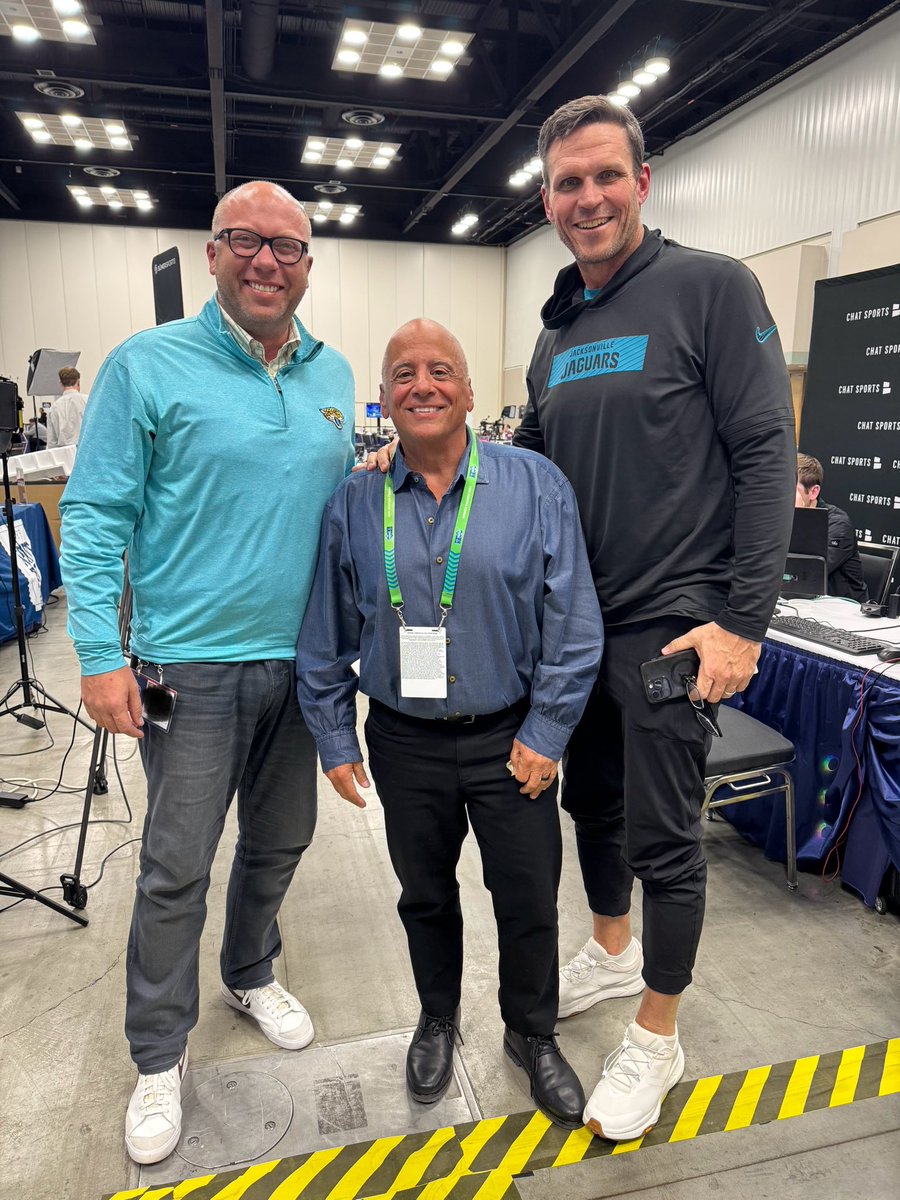 jpshadrick's tweet image. Last full Happy Hour show together complete… Boselli moving up to the EVP chair…Absolute pleasure to be here every Monday after games the last 10 seasons!

Thanks to our loyal listeners! Tweet Tony with all grievances 

@PriscoCBS @TonyBoselli @jpshadrick 

#jaguars #DUUUVAL