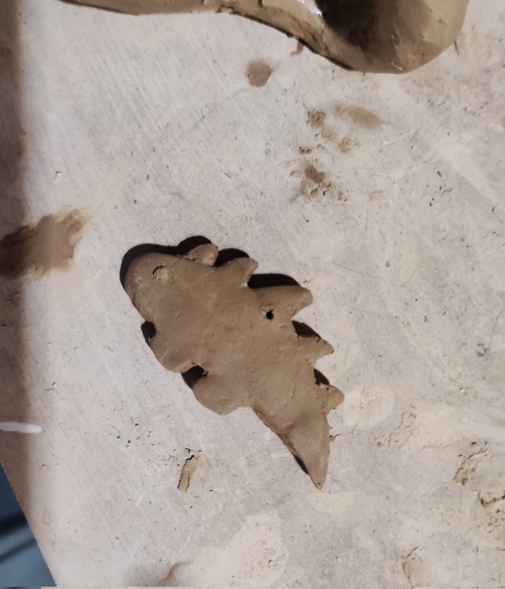 ب طرز خیلیییییی خیلی خیلییی خیلییییییییییییی خیلی خیلی خیلی خیلی خیلیییییییییییییییییییییی زیادی به شدتتتتت 
عاشق ساخت سفالای تزیینی شدم 
و چارساعته دارم لوازم قیمت میگیرم، بگیرم درست کنم:)
این داییناسورم درست کردم 🥺🦖