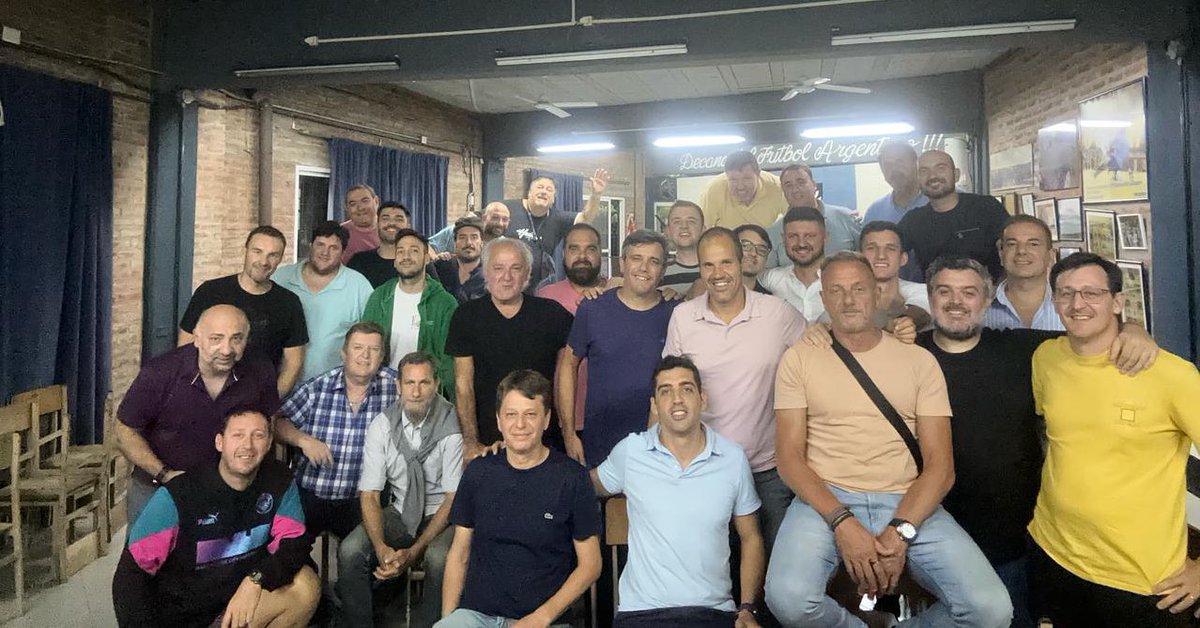 Excelente encuentro de referentes de la agrupación tras la reunión de Comisión Directiva. Se trataron los temas de actualidad y futuro de nuestro querido club.