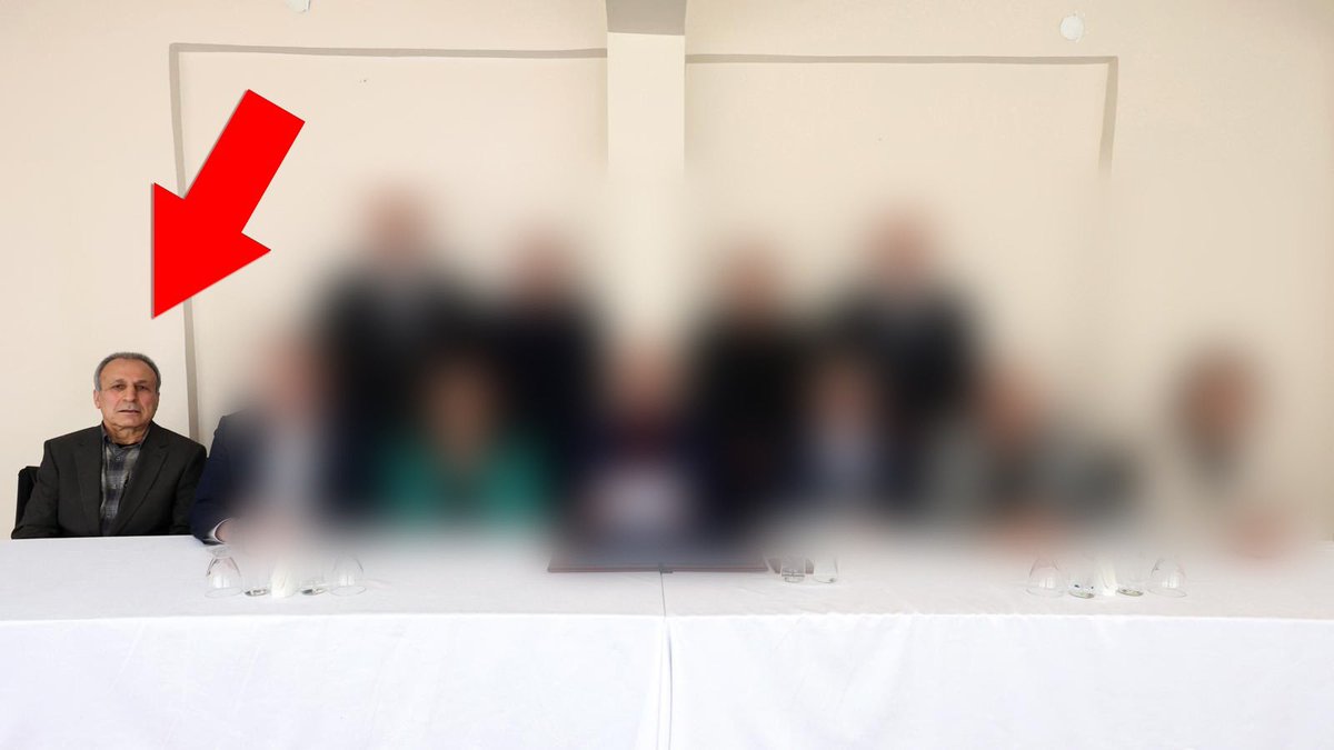 👉Kim bu adam?
👉Şu baş köşede oturan!
📍Terör örgütü PKK’nın kurucu kadrosundan,
📍Sözde Tunceli kırsalı saha komutanı,
📍Tunceli, Erzurum, Erzincan ve Karadeniz Bölgesi’nde çok sayıda askerimizin şehit edildiği karakol baskınlarını yöneten
👉Alçak değil mi o?
💡Bu haini