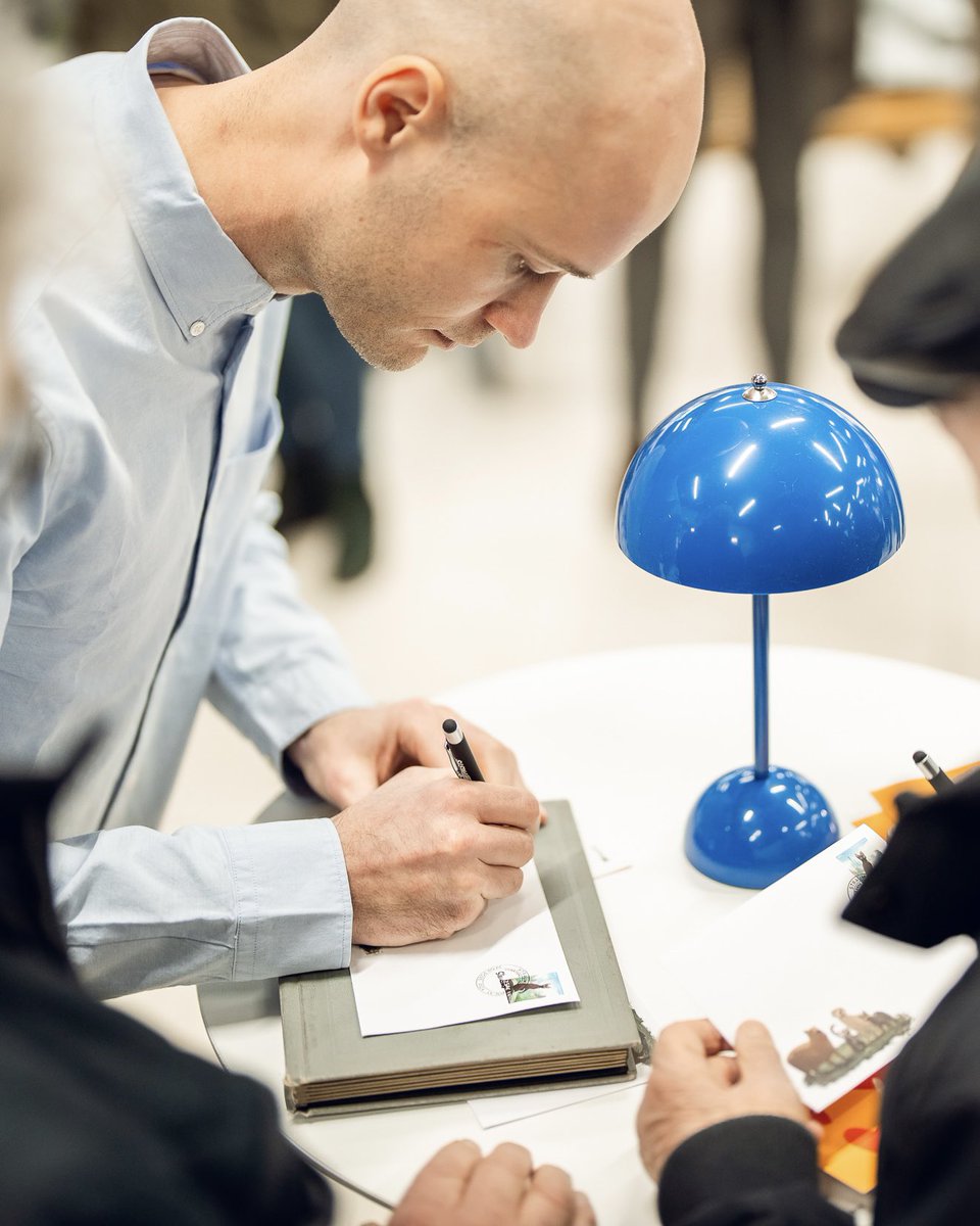 Šodien mums ir divkārši svētki! 🎉 Esam vēruši durvis mūsu pirmajam jaunā koncepta klientu centram T/C Sāga, kā arī atklājām īpašo filmai “Straume” veltīto pastmarku un aploksni. 🐈‍⬛  Maza straume rada lielas pārmaiņas. 💙 

Gaidīsim ciemos! 💌