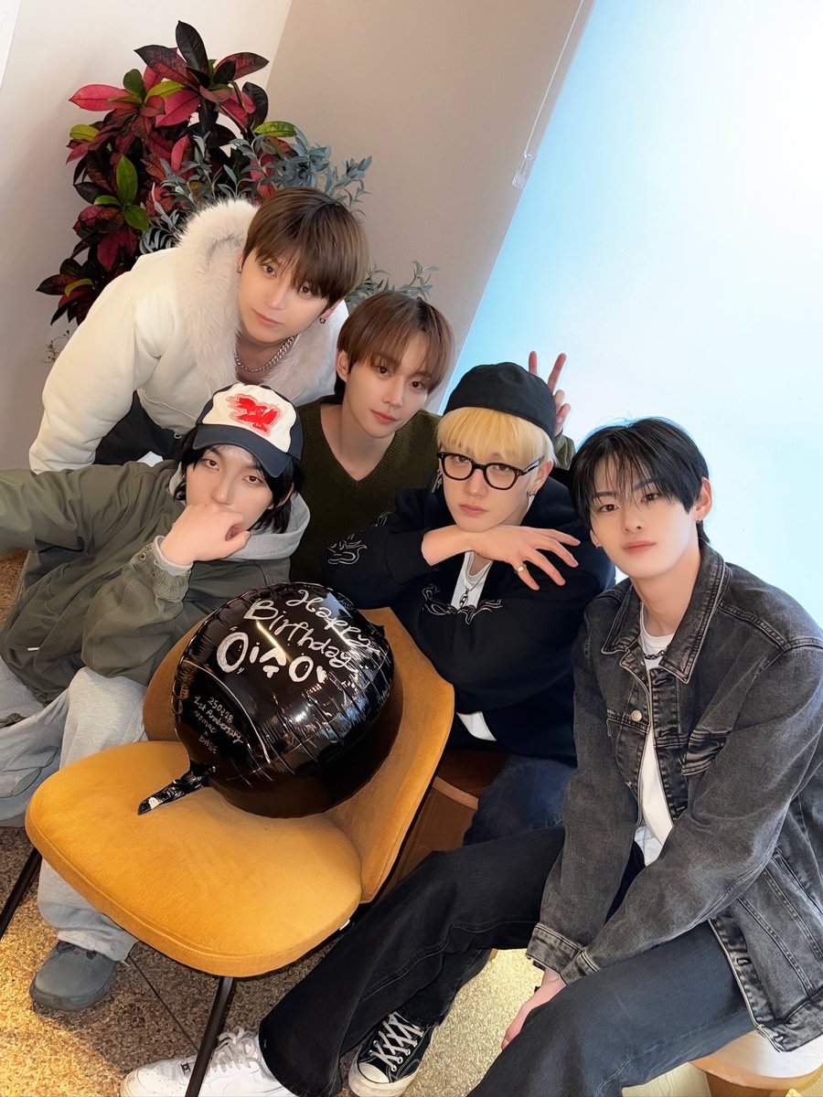 happy 1 year debut anniversary to my best friends 🤍