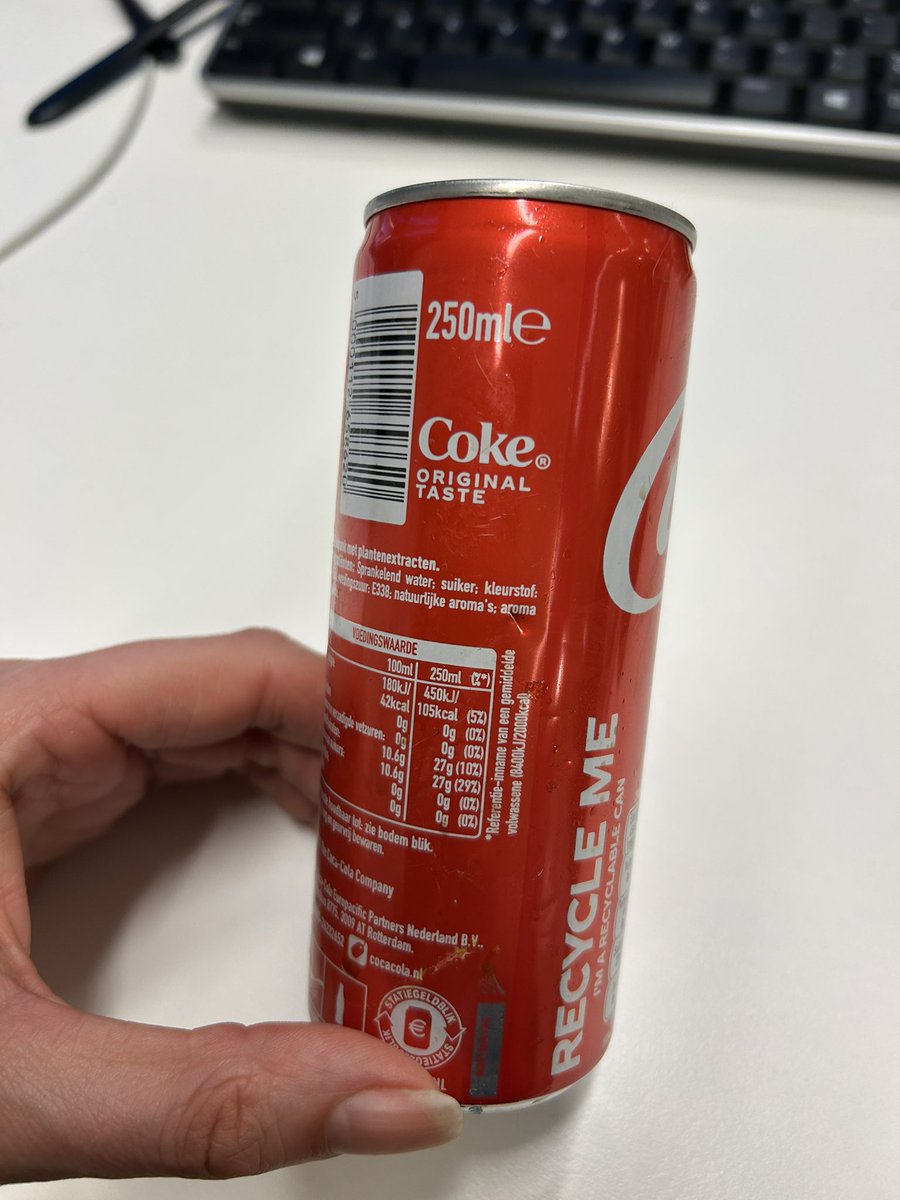 Blikje cola leeg in tas gelopen. Bovenkant nog dicht. Blijkt er een gaatje in te zitten. <a href="/CocaCola_NL/">Coca-Cola Nederland</a> Hoe kan dit? Alles in mijn handtas leeggelopen. Veel schade. Alles aan zit aan elkaar, bonnetjes en notities onleesbaar. Zelfs mijn geld is nat en kleverig.