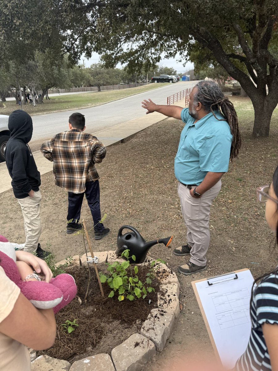 byrd_classroom's tweet photo. @NISDElemEnviron delivered an engaging Learning through Restoration lesson. Another step making our @NISDEvers Unicorns Global Citizens. 🦄 🌎 
#climatechange #enviormentalawareness https://t.co/rWx5hLuc4v