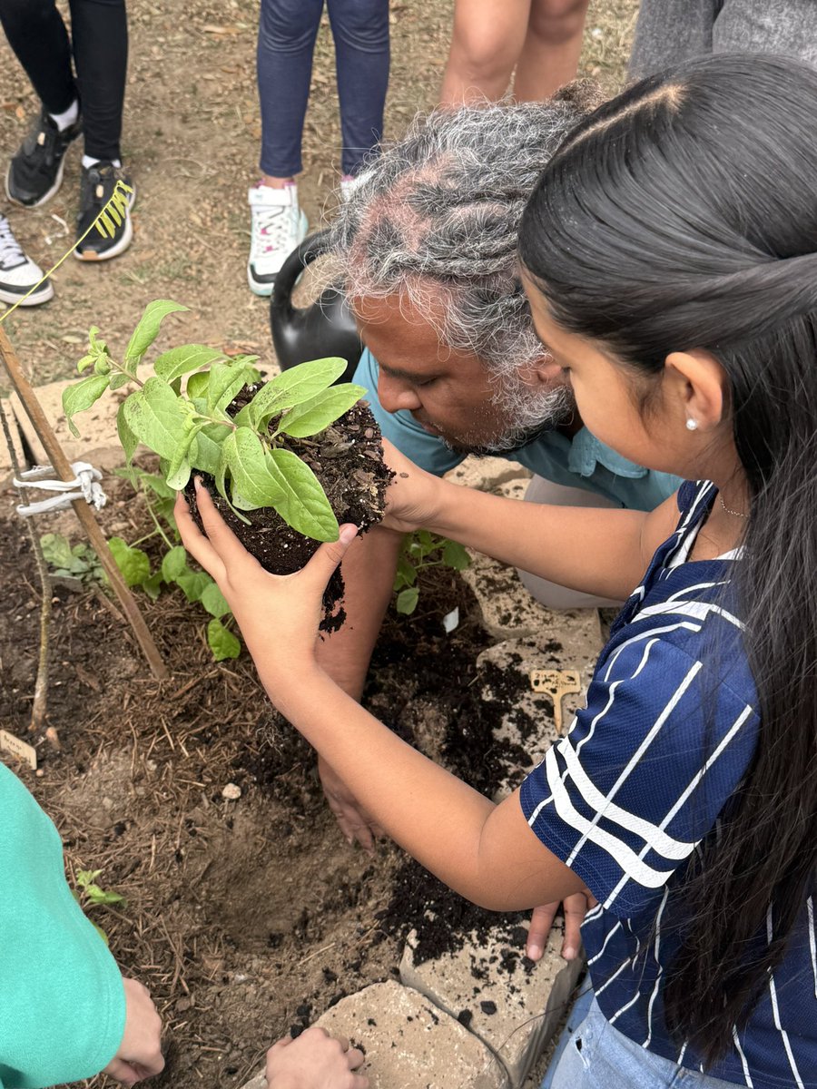 byrd_classroom's tweet photo. @NISDElemEnviron delivered an engaging Learning through Restoration lesson. Another step making our @NISDEvers Unicorns Global Citizens. 🦄 🌎 
#climatechange #enviormentalawareness https://t.co/rWx5hLuc4v