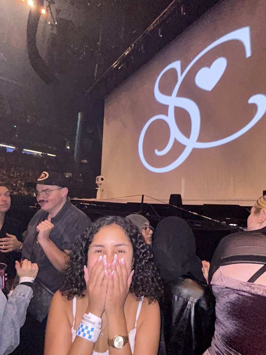 karlaacruzz__'s tweet photo. i can’t wait to see sabrina in nashville im hoping to go to both nashville shows thanks to @TeamSabrina last time i went i was lucky enough to be in pit shoutout to them. Im hoping to repeat history in November. https://t.co/TDcoA1Unos