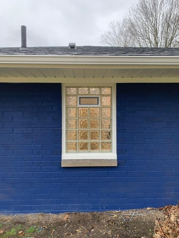 GlobalGlassCLE's tweet image. Why let your bathroom become a reality show? Upgrade to glass block windows and enjoy all the light you crave without the peak from the neighbors. Privacy just got an upgrade—finally, a win-win for everyone involved!
#BathroomRemodel #GlassBlockWindows #HomeRenovation #Privacy