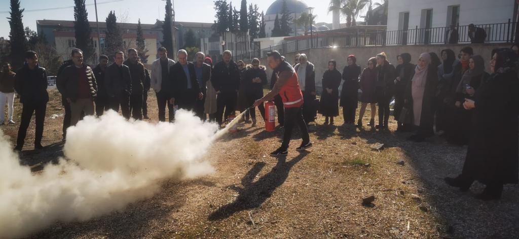 Pansiyonlarda Görevli Öğretmenlere Yangın Eğitimi

İl Milli Eğitim Müdür Yardımcımız M. Necat Melik koordinasyonunda, pansiyonlarda görev yapan idareci ve belletmen öğretmenlere yangın eğitimi verildi.
