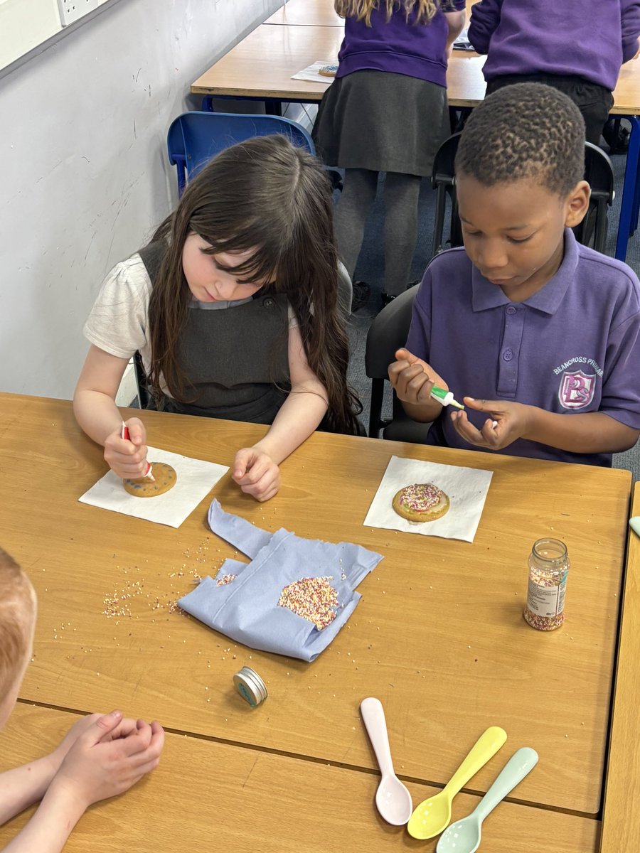 BPSMrsMac's tweet photo. A week of learning about Food &amp; Textiles Technology 🍰🍕🥔🥞👚👒 P2 Biscuit Decorating  #BPSSTEM #BPSFoodandTextiles https://t.co/BKkYverYnu